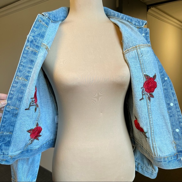 NWT 🌹 Roses embroidery blue denim jacked M - Picture 8 of 13